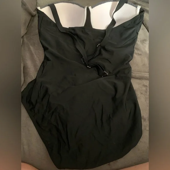 Women's one piece bathing suit. Built in cups. - Picture 2 of 3